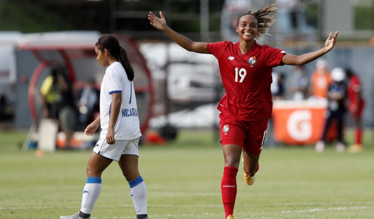 Lineth Cedeño (der.) de Panamá celebra su gol contra Nicaragua. Foto:EFE