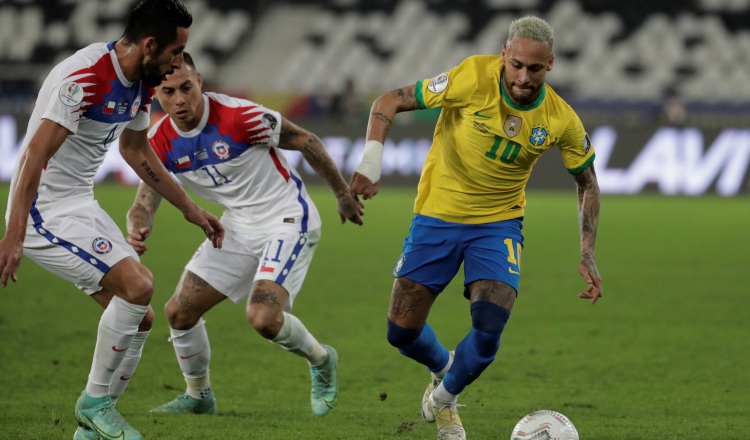 Neymar de Brasil (der.). Foto:EFE