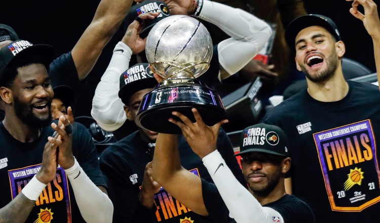 El escolta de los Phoenix Suns, Chris Paul, levanta el Trofeo de la Conferencia Oeste junto a sus compañeros. Foto: EFE