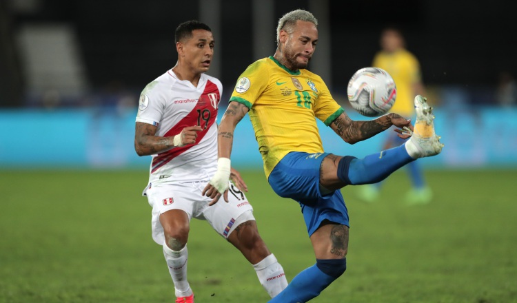 Neymar de Brasil controla el balón ante Yoshimar de Perú.  Foto:EFE