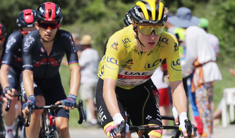 El esloveno Tadej Pogacar sigue al frente de la clasificación general del Tour con la camiseta amarilla. Foto:EFE