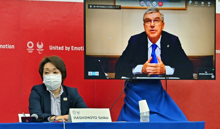 Thomas Bach presidente del Comité Olimpico Internacional (COI) y Seiko Hashimoto (izq.) presidenta los juegos de Tokio. Foto:EFE