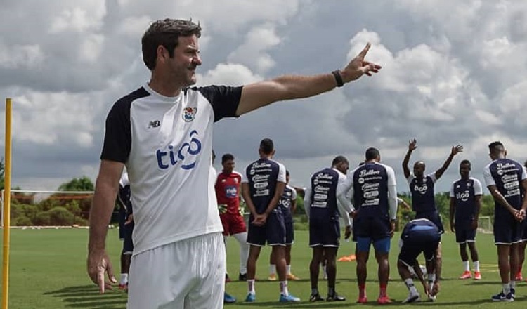 Thomas Christiansen en los entrenamientos. Foto:Fepafut