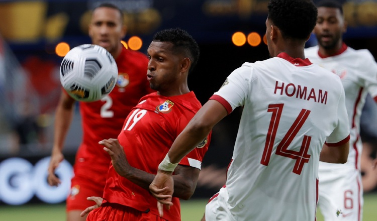 Alberto 'Negrito' Quintero de Panamá, intenta dominar el balón ante el ataque de Ahmed Homan de Catar.   Foto:EFE