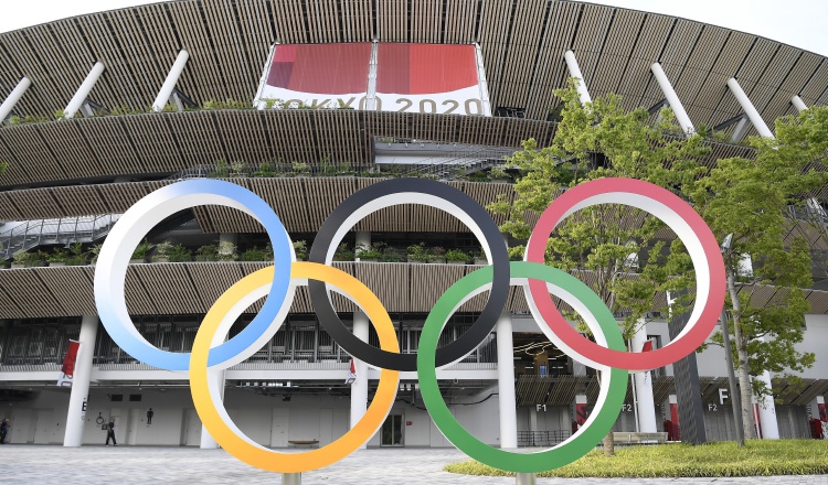 Los anillos olímpicos al Estadio Nacional, el estadio principal de los Juegos en Tokio, Japón. Foto:EFE