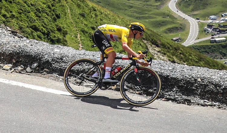 El esloveno Tadej Pogacar en acción durante la etapa del Tour en  Pau a Luz Ardiden, Francia. Foto:EFE
