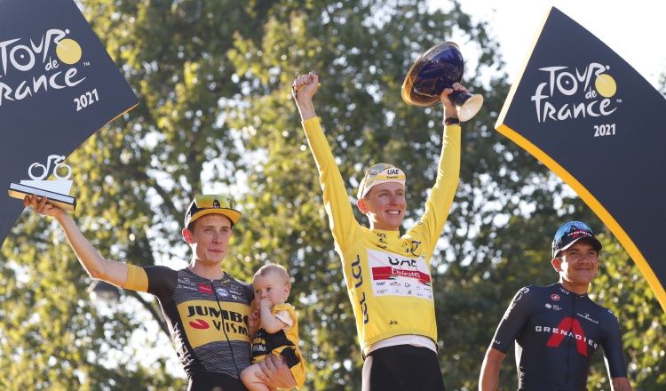 Jonás Vinegaard (iz) segundo lugar, el esloveno Tadej Pogacar ganador del Tour y el ecuatoriano Richard Carapaz en el ter puesto. Foto:EFE