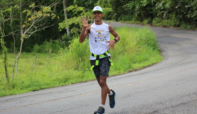 Omar Vargas, llegando a la localidad de Changuinola. Cortesía/Panamarunners