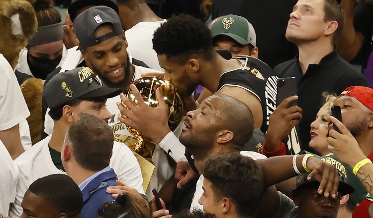 Giannis Antetokounmpo besa junto a Larry O'Brien el trofeo de campeón de la NBA. Foto.EFE