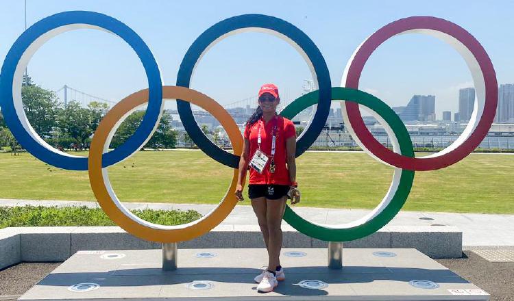 Kristine Jiménez en las instalaciones de Tokio con las argollas olímpicas. Foto: @Cop