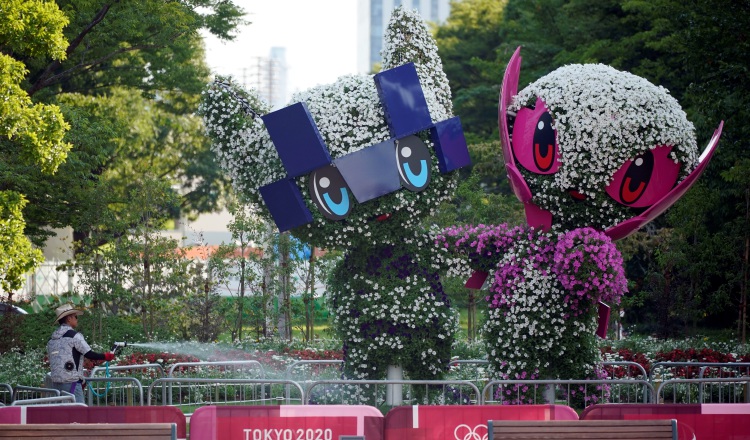 Miraitowa es la mascota de los de los Juegos Olímpicos Tokio 2020 (izq.) y la rosada Someity de los Paralímpicos. Foto:EFE