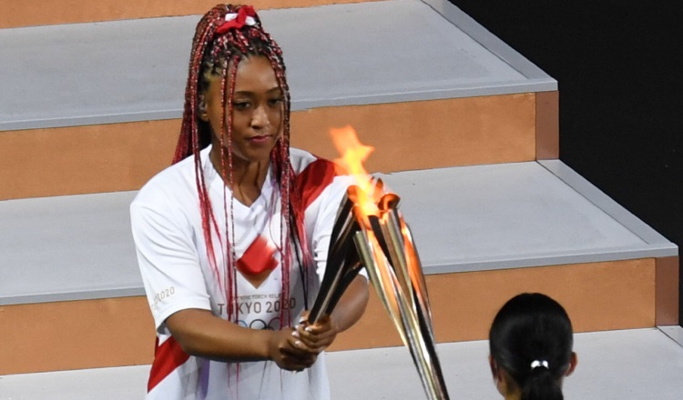 Naomi Osaka recibe la llama olímpica. Foto:EFE