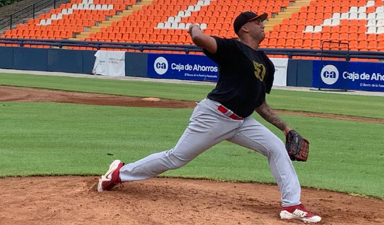 Randall Delgado en el estadio Roberto 