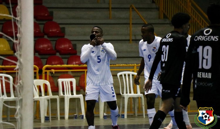 Alfonso Maquensi festeja su gol ante el equipo brasileño Magnus Futsal Sub-20. Foto:Fepafut