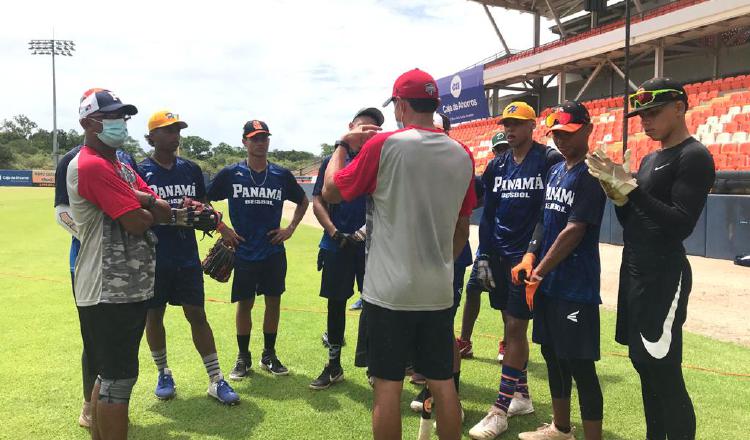 La preselección juvenil se mantenía entrenando, pero ahora los peloteros deberán cumplir con un plan de trabajo establecido. Foto: @Fedebeis