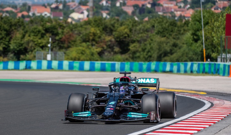 Lewis Hamilton de la Mercedes en sus pruebas en el Gran Premio de Hungría. Foto:EFE