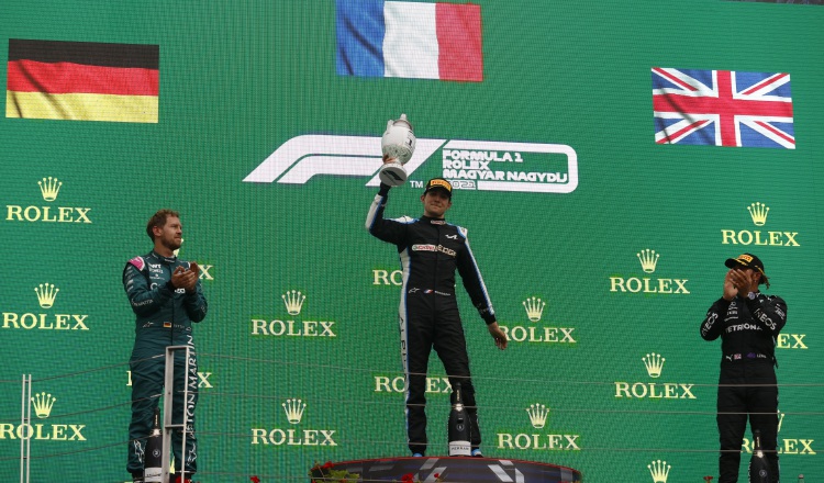 Sebastian Vettel (izq.), Esteban Ocon (cent.) y Lewis Hamilton. Foto:EFE