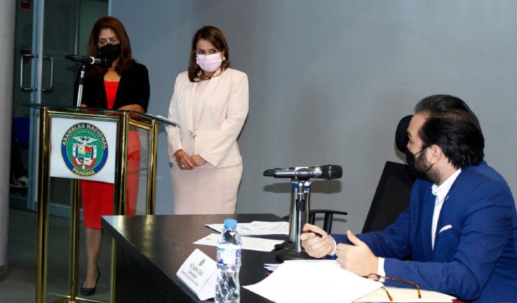 La ministra de Educación, Maruja Gorday (centro), durante la discusión del proyecto en la Comisión de Educación de la Asamblea. Cortesía