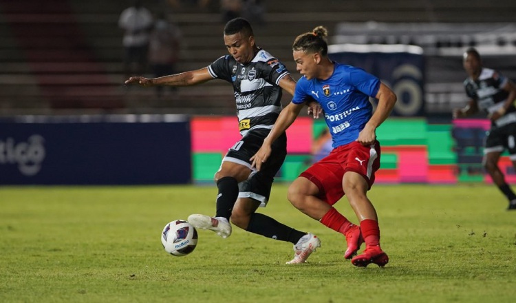 Nelson 'Russo' Barahona del Tauro (izq.) intenta controlar el balón ante la marca de un jugador de Plaza Amador. Foto:@LPF