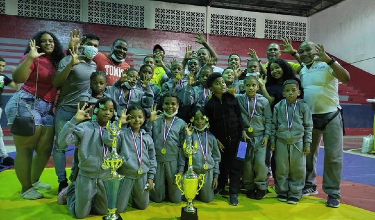 Los atletas infantiles de lcuha de a provincia de Colón. Foto: Diómedes Sánchez