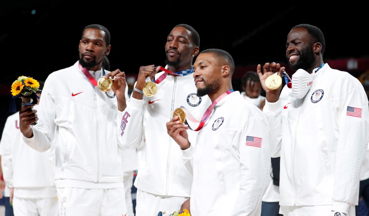 Jugadores de Estados Unidos celebran el oro. Foto:EFE