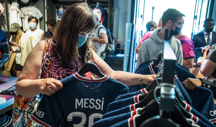 Aficionados compran la nueva camiseta de Messi en París. Foto: EFE