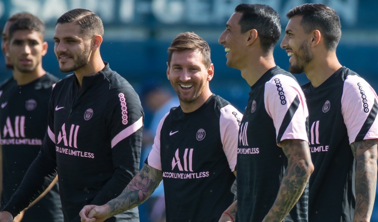 Messi (dent.) durante los entrenamientos. Foto:EFE