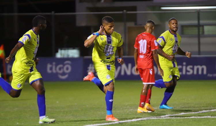 Iván Anderson (izq.) festeja su gol ante San Francisco, a la derecha lo observa Román Torres. Foto: @UDUniversitario