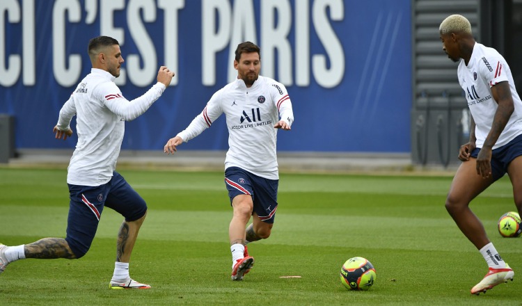 Messi (centro) en los entrenamientos del PSG Foto: @PSG_English