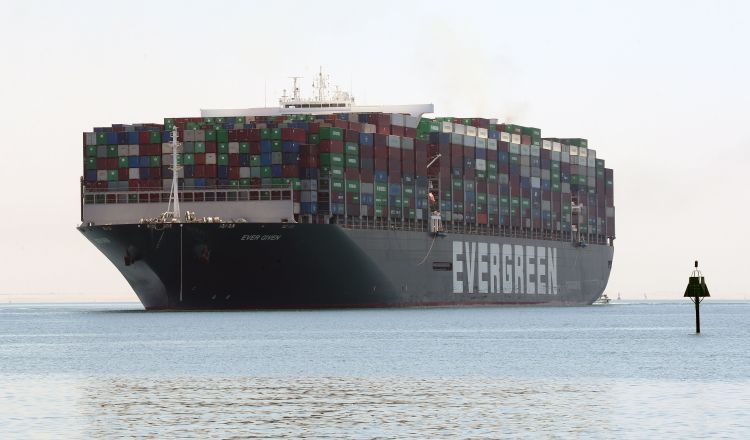 El portacontenedores navega con bandera panameña. EFE