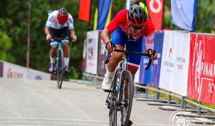 Franklin Archibold sigue de líder en la clasificación general,  también comanda el ranking en las montañas en el Tour de Panamá. Foto:@Fepaci