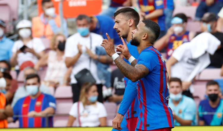 El delantero holandés del Barcelona Memphis Depay celebra su gol. Foto:EFE