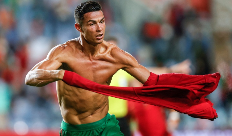 Cristiano Ronaldo festeja su gol ante Irlanda. Foto:EFE