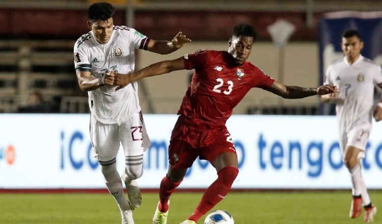 Michael Amir Murillo conduce el balón ante la marca de Jesús Gallardo de México. Foto:EFE