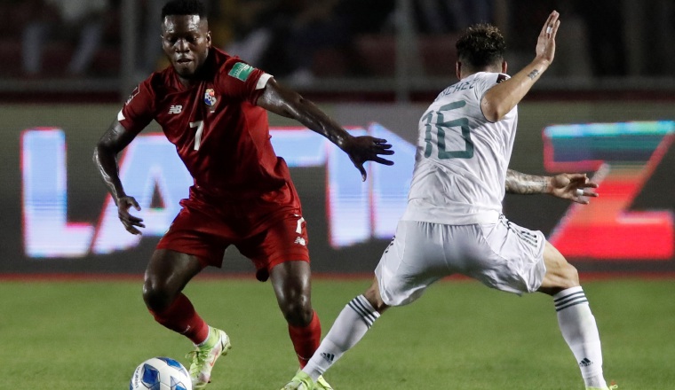 'Puma' Rodríguez  conduce el balón ante José Ramírez de México. Foto:EFE