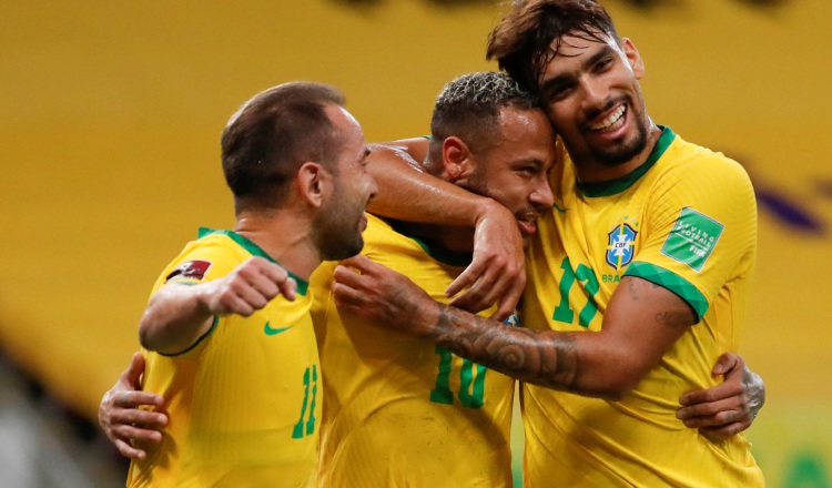 Neymar de Brasil (centro) festeja su gol ante Perú. Foto:EFE