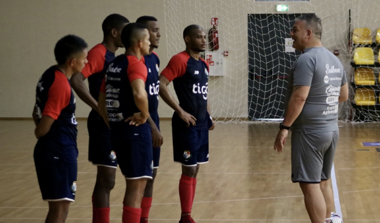 El técnico de Panamá José Botana conversa con los jugadores, durante los entrenamientos en Lituania. FotO. @Fepafut