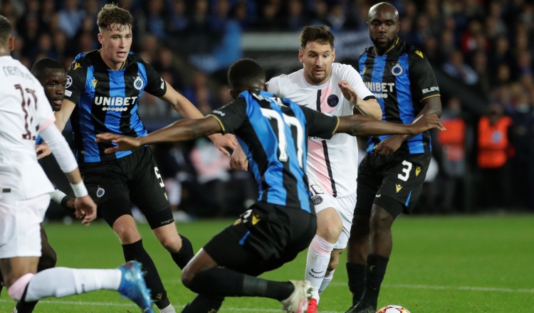 Lionel Messi del PSG conduce el balón e intenta evadir la marca Clinton Mata del Brujas de Bélgica (77). Foto:EFE