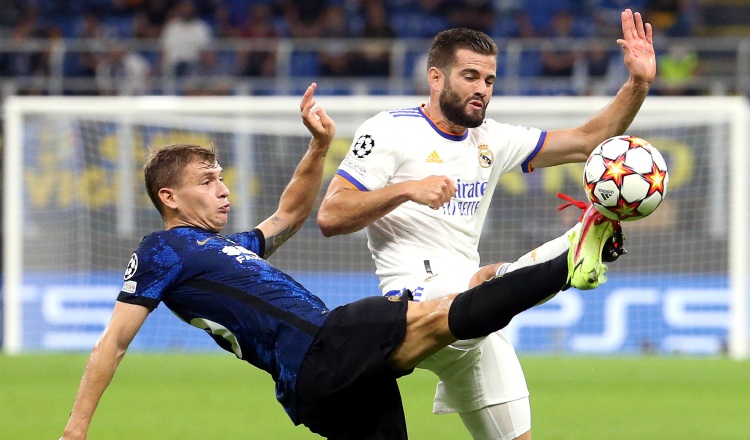 Nicolo Barella despeja el balón ante Nacho del Real Madrid. Foto:EFE