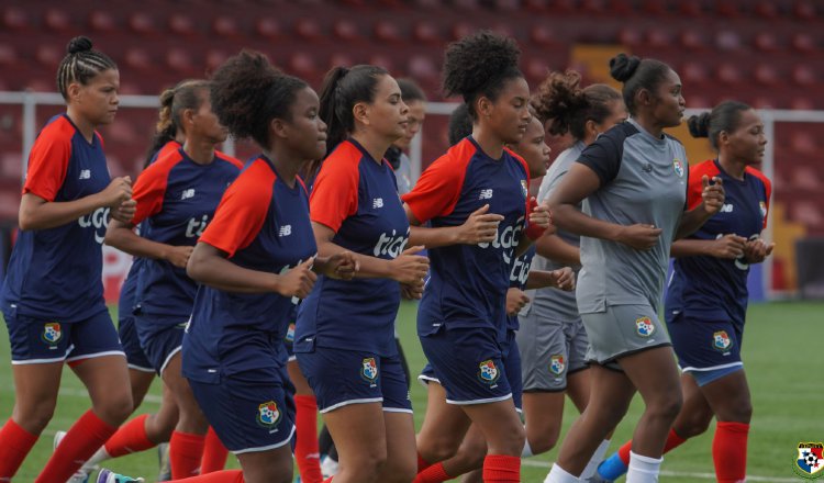 Chicas de Panamá entrenaron ayer en el San José. Foto:Fepafut