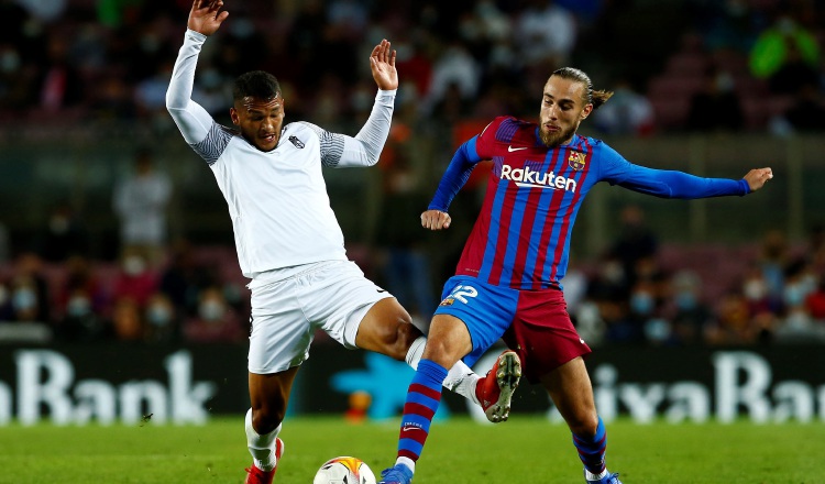 El defensa del barcelona, Óscar Mingueza (d), disputa el balón ante el delantero colombiano del Granada, Luis Suárez. Foto:EFE