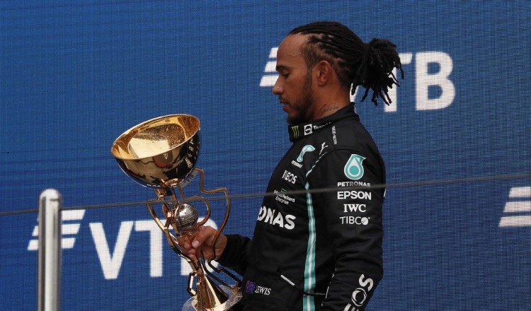 Lewis Hamilton con el trofeo del Gran Premio de Rusia. Foto:EFE