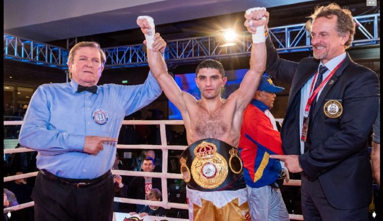 El campeón mosca de Artem Dalakian de la AMB. Foto:@artemdalakyam