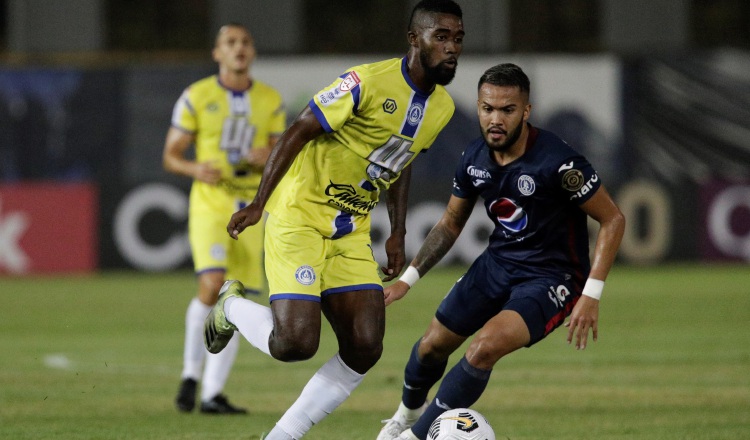 Everardo Rose de Universitario (izq.) disputa un balón contra Omar Elvir de Motagua. Foto:EFE