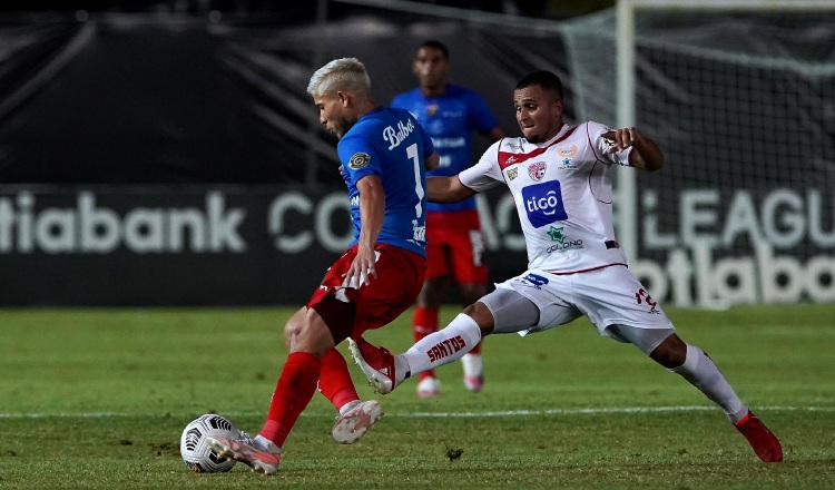 Cristian Martínez de Plaza (izq.) y Denilson Mason de Guápiles. Foto:EFE