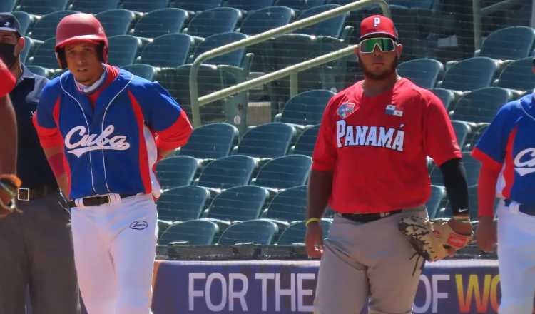 Erasmo Caballero de Panamá (der.) cubre la primera base, en el juego de ayer contra Cuba en el Mundial U23. Foto: Fedebeis