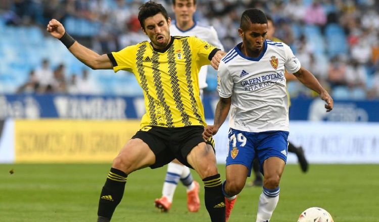 César Yanis (der.) debutó en la Segunda División de España. Foto:@realzaragoza