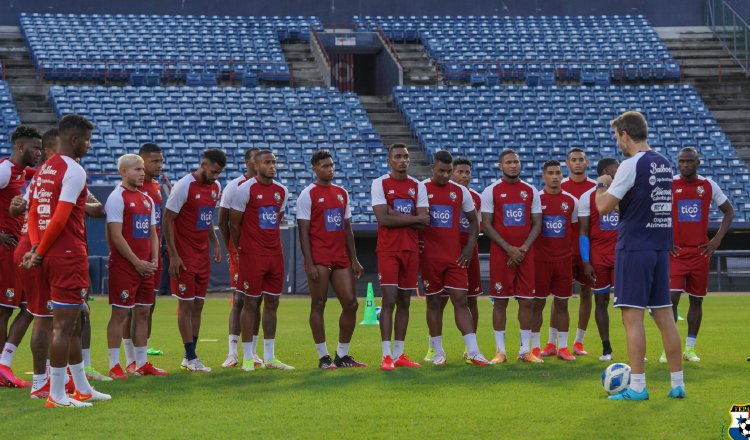 El técnico de Panamá, Thomas Christiansen conversa con los jugadores durante los entrenamientos. Foto:Fepafut