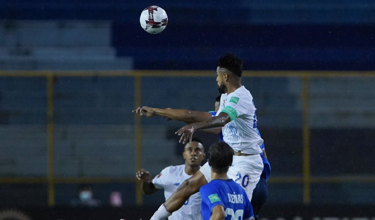 Aníbal Godoy salta por el balón en el partido contra El Salvador. Foto:Fepafut