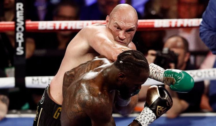 Tyson Fury golpea a Deontay Wilde en su segunda pelea. Foto: EFE